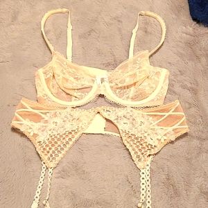 Victoria's secret body by Victoria unlined demi bra and garter set 34c